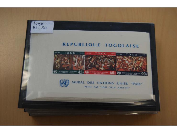 1990/2008, postfrischer umfangreicher Bestand mit Blocks und Kleinbogen, geschnittenen Ausgaben, Epreuves de Luxe, Goldmarken