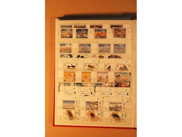 1952/2005, postfrische Sammlung mit Fiskal- und Portomarken (ohne Fiskalmarke Mi.-Nr. 2) in 2 Einsteckbüchern (Mi. 2007 nach 