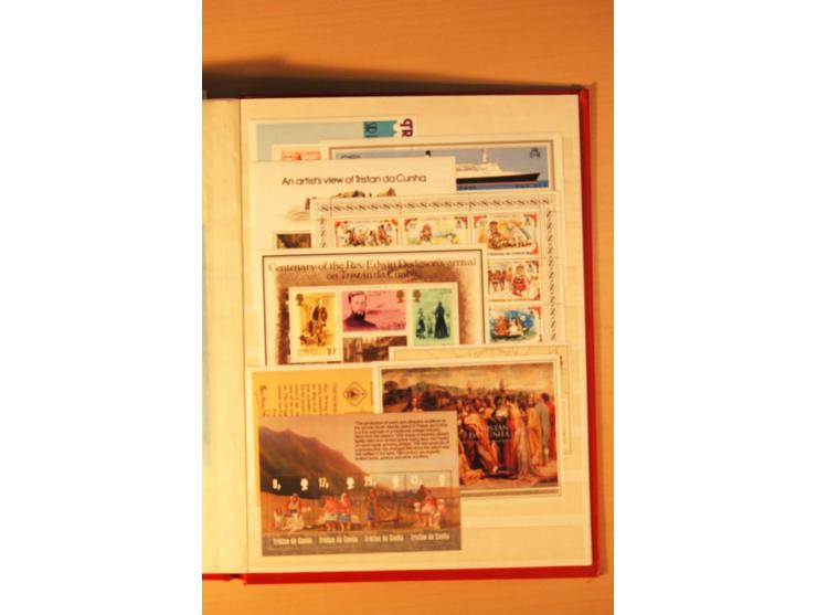 1952/2005, postfrische Sammlung mit Fiskal- und Portomarken (ohne Fiskalmarke Mi.-Nr. 2) in 2 Einsteckbüchern (Mi. 2007 nach 