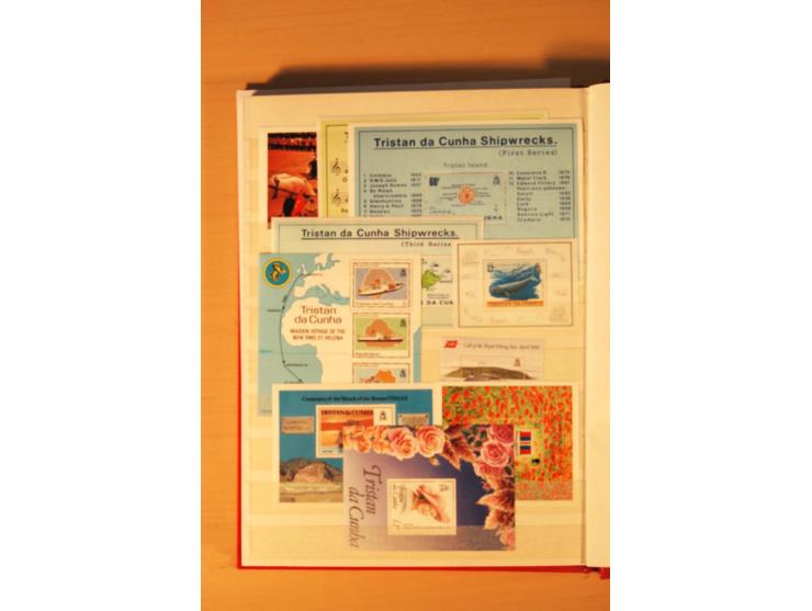 1952/2005, postfrische Sammlung mit Fiskal- und Portomarken (ohne Fiskalmarke Mi.-Nr. 2) in 2 Einsteckbüchern (Mi. 2007 nach 