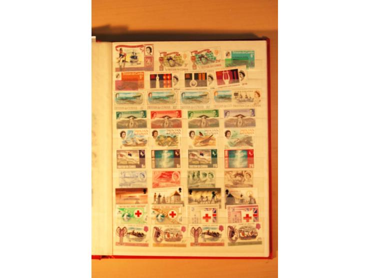 1952/2005, postfrische Sammlung mit Fiskal- und Portomarken (ohne Fiskalmarke Mi.-Nr. 2) in 2 Einsteckbüchern (Mi. 2007 nach 