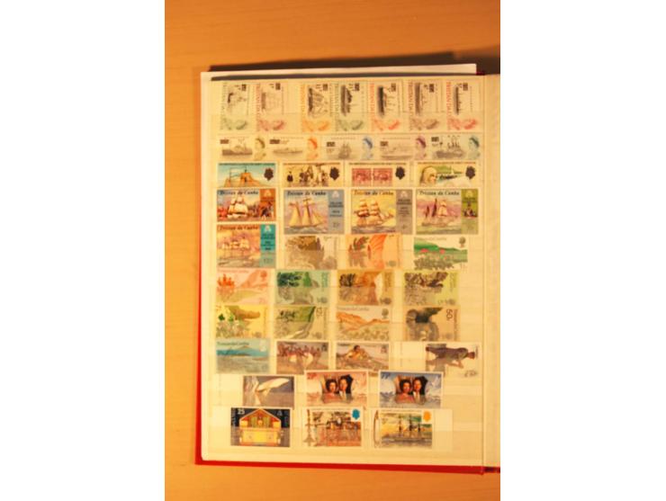 1952/2005, postfrische Sammlung mit Fiskal- und Portomarken (ohne Fiskalmarke Mi.-Nr. 2) in 2 Einsteckbüchern (Mi. 2007 nach 