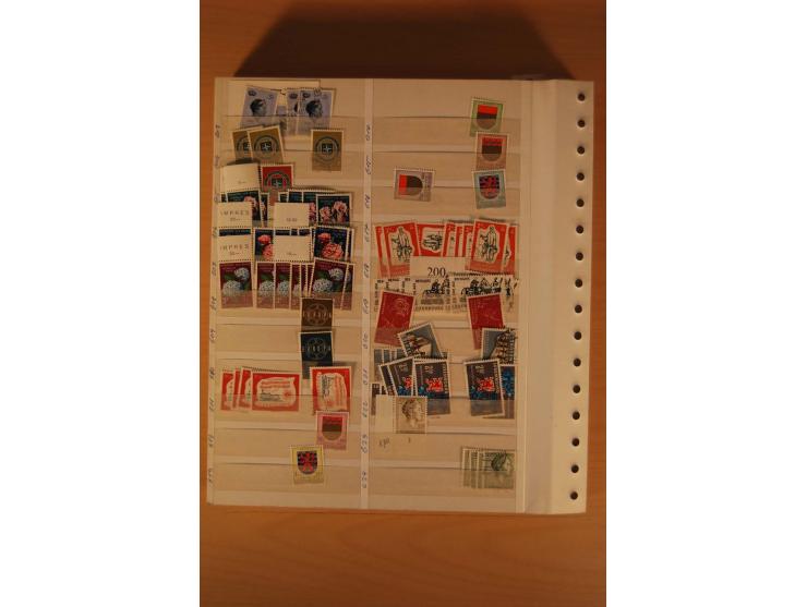 1859/1985, postfrischer, ungebrauchter und gestempelter Bestand mit besseren Ausgaben im Lagerbuch