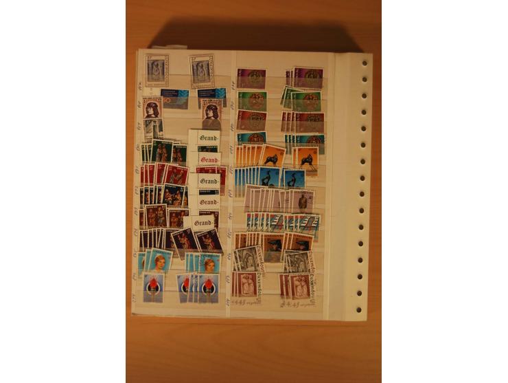 1859/1985, postfrischer, ungebrauchter und gestempelter Bestand mit besseren Ausgaben im Lagerbuch