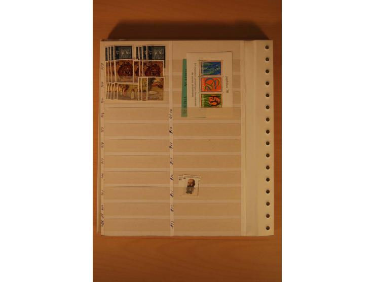 1859/1985, postfrischer, ungebrauchter und gestempelter Bestand mit besseren Ausgaben im Lagerbuch