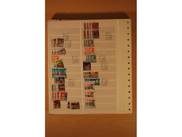 1859/1985, postfrischer, ungebrauchter und gestempelter Bestand mit besseren Ausgaben im Lagerbuch