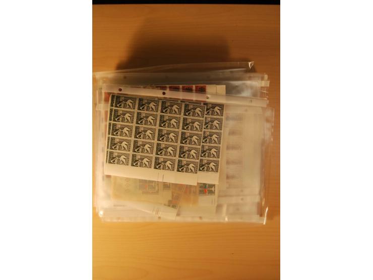 1958/83, postfrischer Posten, meist in Bogen und -teilen (Mi. ca. 19.170,-)