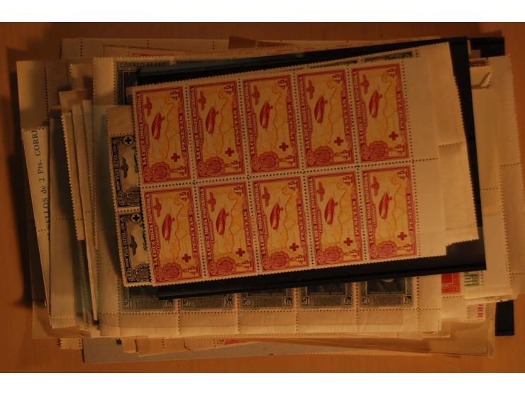 1938/52 (ca.), postfrischer kleiner Lagerbestand, meist gute Ausgaben und Blocks in größeren Mengen zwischen 20 und 100 Stück