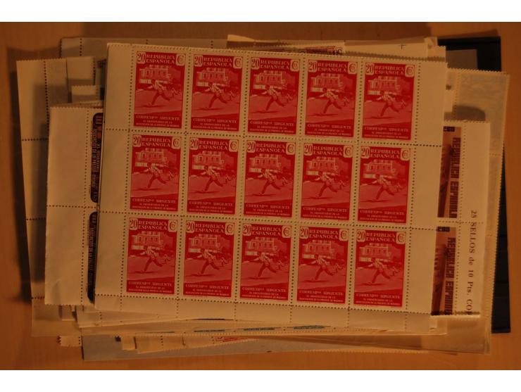 1938/52 (ca.), postfrischer kleiner Lagerbestand, meist gute Ausgaben und Blocks in größeren Mengen zwischen 20 und 100 Stück