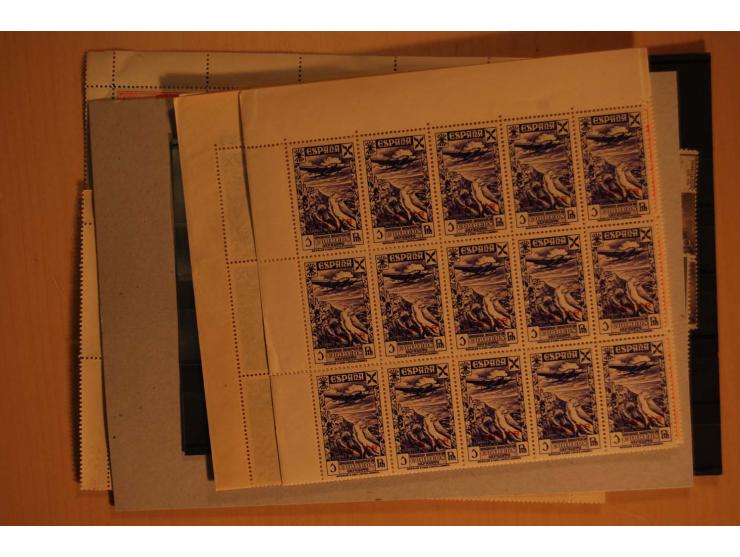 1938/52 (ca.), postfrischer kleiner Lagerbestand, meist gute Ausgaben und Blocks in größeren Mengen zwischen 20 und 100 Stück