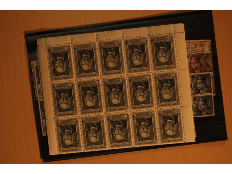 1938/52 (ca.), postfrischer kleiner Lagerbestand, meist gute Ausgaben und Blocks in größeren Mengen zwischen 20 und 100 Stück