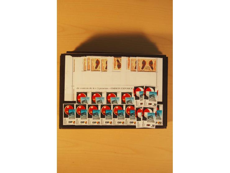 1985/98, sehr umfangreiche postfrische Partie von einigen hundert Abarten, dabei un- und teilgezähnte Werte, fehlende Farben,