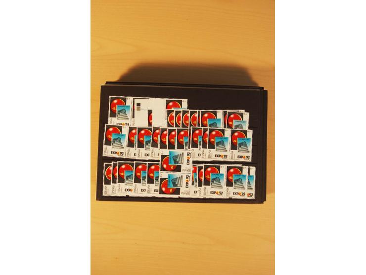 1985/98, sehr umfangreiche postfrische Partie von einigen hundert Abarten, dabei un- und teilgezähnte Werte, fehlende Farben,