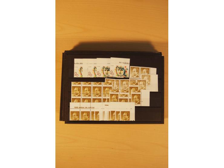 1985/98, sehr umfangreiche postfrische Partie von einigen hundert Abarten, dabei un- und teilgezähnte Werte, fehlende Farben,