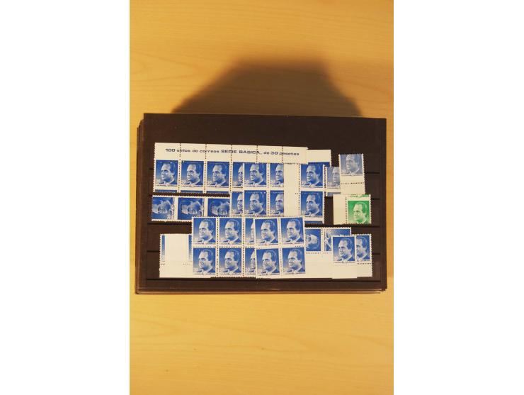 1985/98, sehr umfangreiche postfrische Partie von einigen hundert Abarten, dabei un- und teilgezähnte Werte, fehlende Farben,