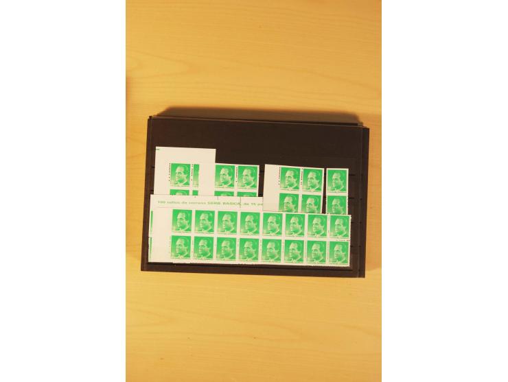1985/98, sehr umfangreiche postfrische Partie von einigen hundert Abarten, dabei un- und teilgezähnte Werte, fehlende Farben,