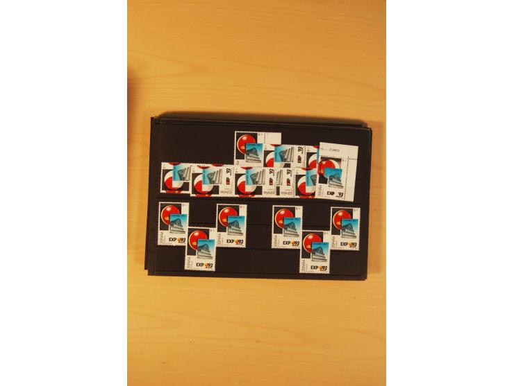 1985/98, sehr umfangreiche postfrische Partie von einigen hundert Abarten, dabei un- und teilgezähnte Werte, fehlende Farben,