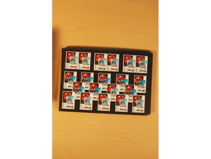 1985/98, sehr umfangreiche postfrische Partie von einigen hundert Abarten, dabei un- und teilgezähnte Werte, fehlende Farben,