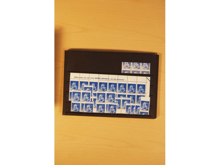 1985/98, sehr umfangreiche postfrische Partie von einigen hundert Abarten, dabei un- und teilgezähnte Werte, fehlende Farben,