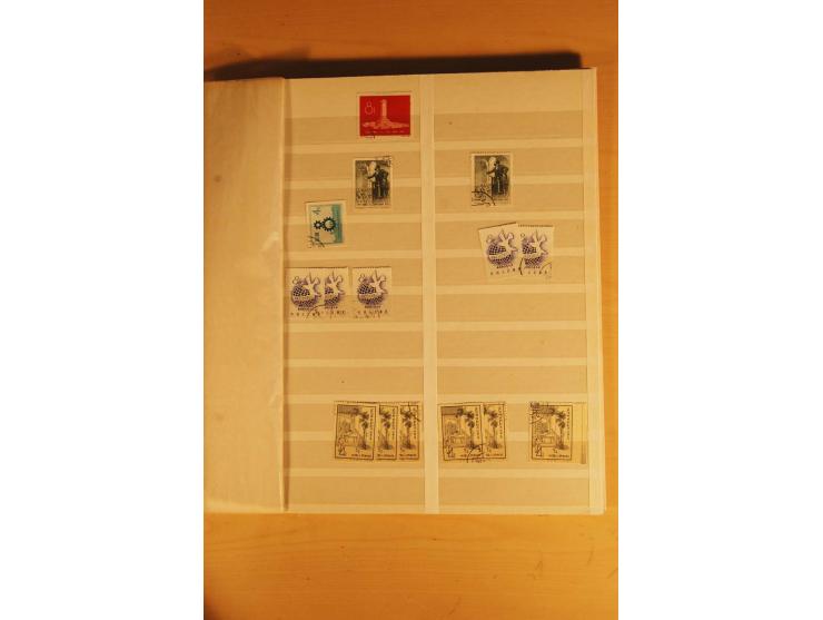 1885/1960(ca.), ungebrauchte und gestempelte Partie in 4 Steckalben, dabei u.a. 32 red revenues