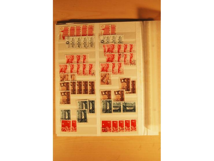 1885/1960(ca.), ungebrauchte und gestempelte Partie in 4 Steckalben, dabei u.a. 32 red revenues
