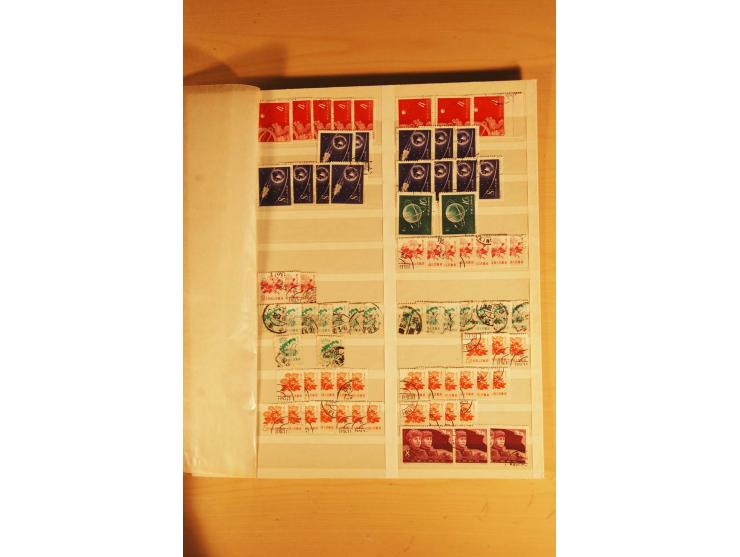 1885/1960(ca.), ungebrauchte und gestempelte Partie in 4 Steckalben, dabei u.a. 32 red revenues