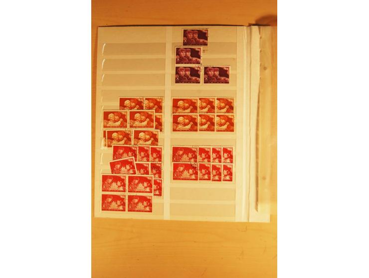 1885/1960(ca.), ungebrauchte und gestempelte Partie in 4 Steckalben, dabei u.a. 32 red revenues