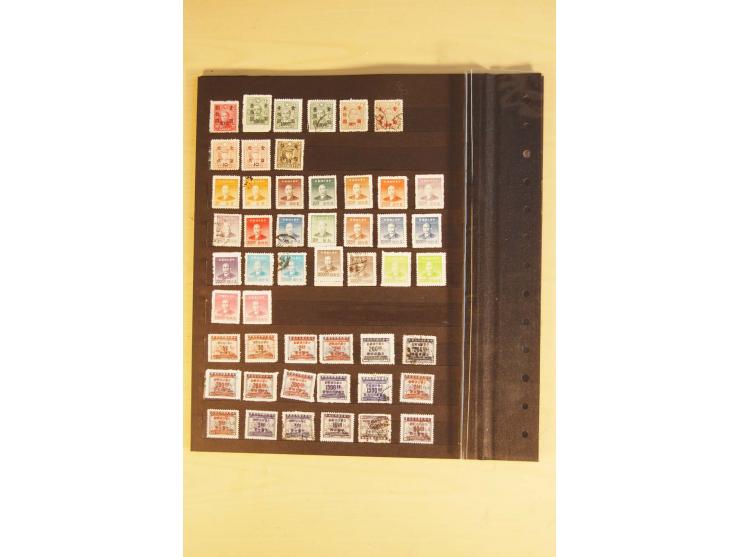 1885/1960(ca.), ungebrauchte und gestempelte Partie in 4 Steckalben, dabei u.a. 32 red revenues