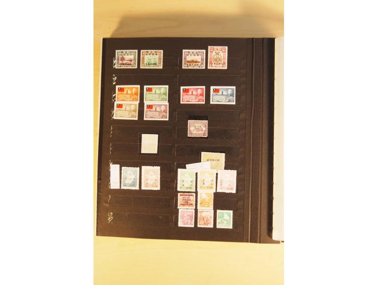 1885/1960(ca.), ungebrauchte und gestempelte Partie in 4 Steckalben, dabei u.a. 32 red revenues
