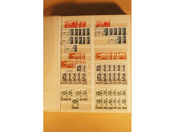 1885/1960(ca.), ungebrauchte und gestempelte Partie in 4 Steckalben, dabei u.a. 32 red revenues