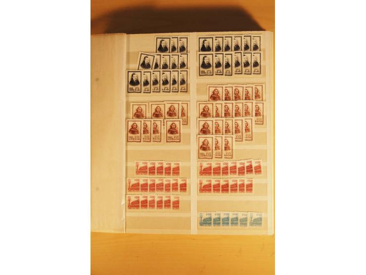 1885/1960(ca.), ungebrauchte und gestempelte Partie in 4 Steckalben, dabei u.a. 32 red revenues