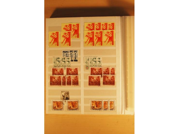 1885/1960(ca.), ungebrauchte und gestempelte Partie in 4 Steckalben, dabei u.a. 32 red revenues