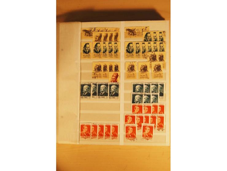 1885/1960(ca.), ungebrauchte und gestempelte Partie in 4 Steckalben, dabei u.a. 32 red revenues