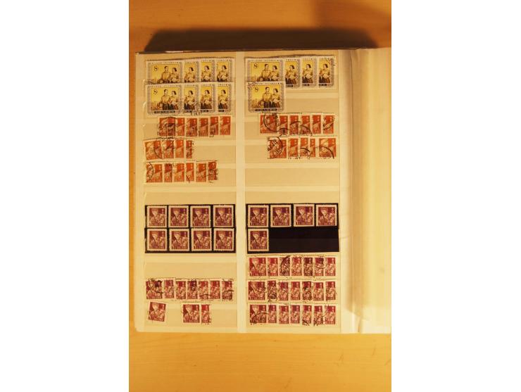 1885/1960(ca.), ungebrauchte und gestempelte Partie in 4 Steckalben, dabei u.a. 32 red revenues