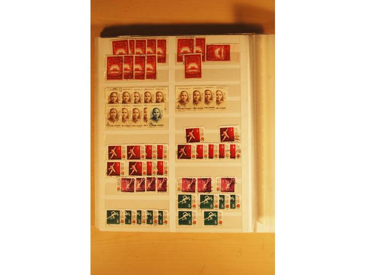 1885/1960(ca.), ungebrauchte und gestempelte Partie in 4 Steckalben, dabei u.a. 32 red revenues