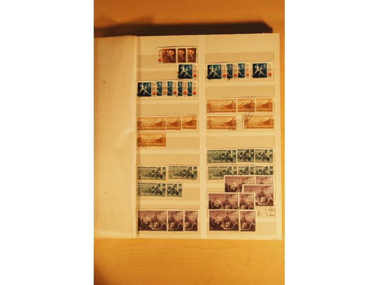 1885/1960(ca.), ungebrauchte und gestempelte Partie in 4 Steckalben, dabei u.a. 32 red revenues