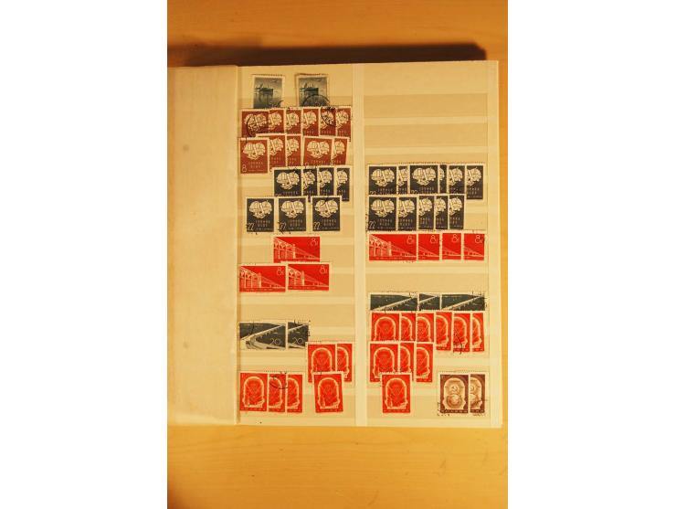 1885/1960(ca.), ungebrauchte und gestempelte Partie in 4 Steckalben, dabei u.a. 32 red revenues