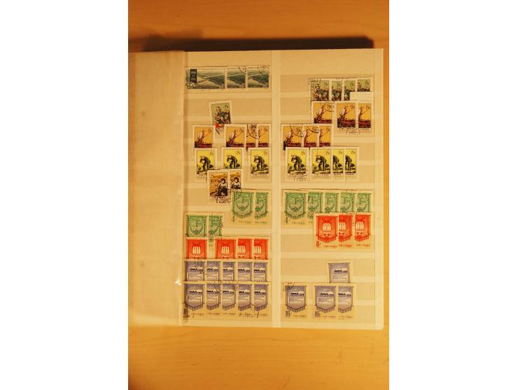 1885/1960(ca.), ungebrauchte und gestempelte Partie in 4 Steckalben, dabei u.a. 32 red revenues
