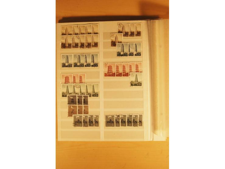 1885/1960(ca.), ungebrauchte und gestempelte Partie in 4 Steckalben, dabei u.a. 32 red revenues