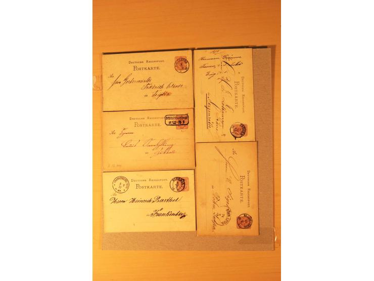 1872/95 (ca.), rd. 215 DR-Ganzsachen mit nachverwendeten Sachsenstempeln; sehr saubere Erhaltung; Aufstellung vorhanden