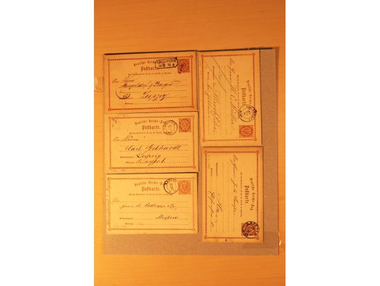 1872/95 (ca.), rd. 215 DR-Ganzsachen mit nachverwendeten Sachsenstempeln; sehr saubere Erhaltung; Aufstellung vorhanden