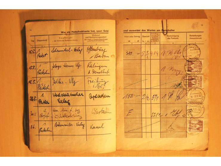1945/80 (ca.), Posteinlieferungsbuch mit diversen Marken ab Bauten bis Heuss, dabei mehrfach 1 M. Frankaturen für "Stille Ver