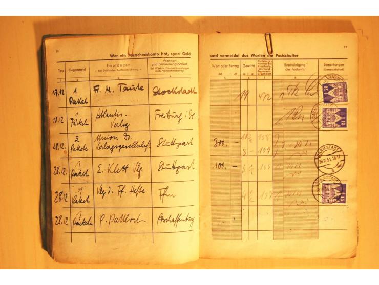 1945/80 (ca.), Posteinlieferungsbuch mit diversen Marken ab Bauten bis Heuss, dabei mehrfach 1 M. Frankaturen für "Stille Ver