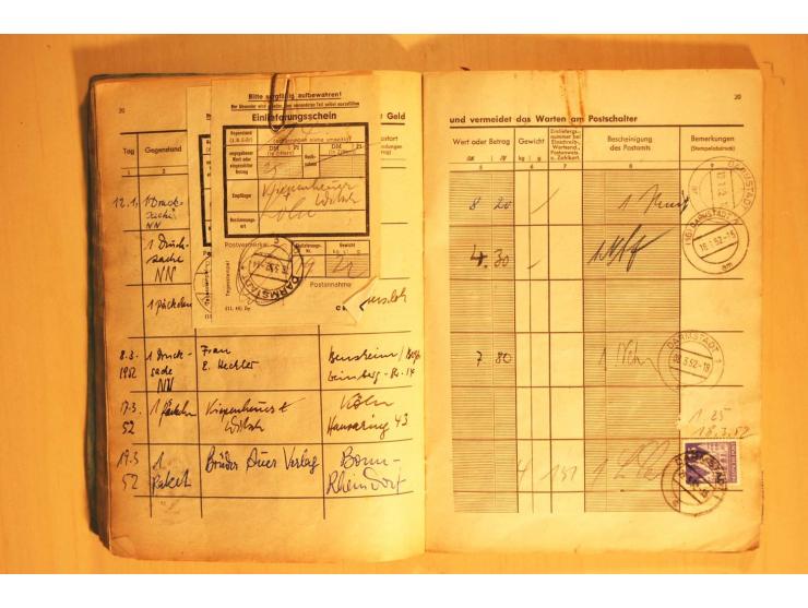 1945/80 (ca.), Posteinlieferungsbuch mit diversen Marken ab Bauten bis Heuss, dabei mehrfach 1 M. Frankaturen für "Stille Ver