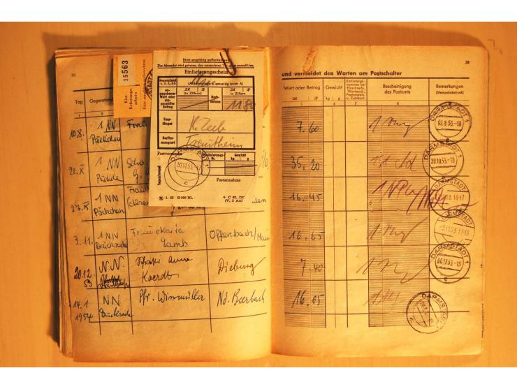 1945/80 (ca.), Posteinlieferungsbuch mit diversen Marken ab Bauten bis Heuss, dabei mehrfach 1 M. Frankaturen für "Stille Ver