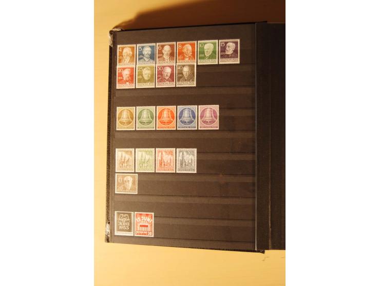 1948/82, kpl. postfrische Sammlung in guter Erhaltung, dabei Schwarz- und Rotaufdruck sowie Goethe, Währungsgeschädigte und B