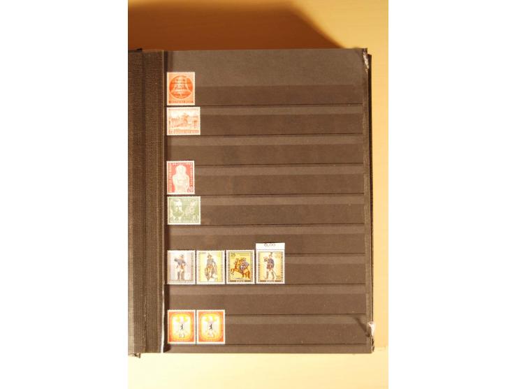 1948/82, kpl. postfrische Sammlung in guter Erhaltung, dabei Schwarz- und Rotaufdruck sowie Goethe, Währungsgeschädigte und B