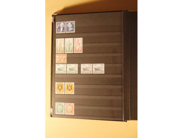 1948/82, kpl. postfrische Sammlung in guter Erhaltung, dabei Schwarz- und Rotaufdruck sowie Goethe, Währungsgeschädigte und B