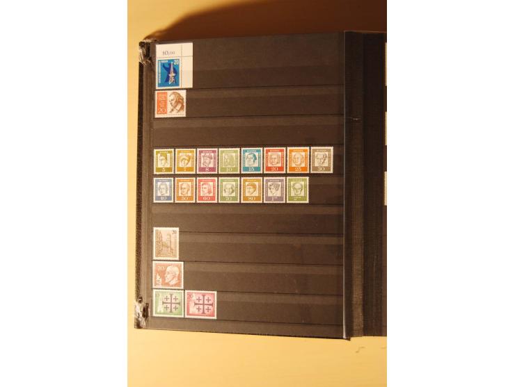 1948/82, kpl. postfrische Sammlung in guter Erhaltung, dabei Schwarz- und Rotaufdruck sowie Goethe, Währungsgeschädigte und B