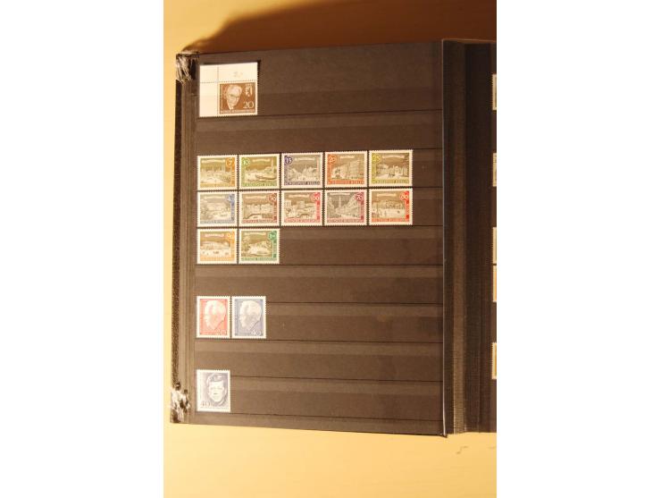 1948/82, kpl. postfrische Sammlung in guter Erhaltung, dabei Schwarz- und Rotaufdruck sowie Goethe, Währungsgeschädigte und B
